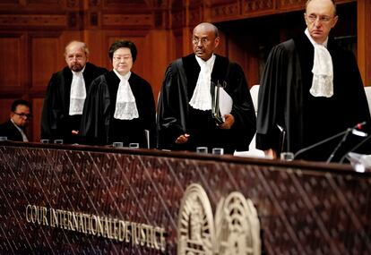 El presidente del Tribunal Internacional de Justicia, Abdulqawi Ahmed Yusuf (segundo por la derecha), en una sesión sobre la demanda presentada por Gambia contra Myanmar, en enero de 2020 en La Haya.