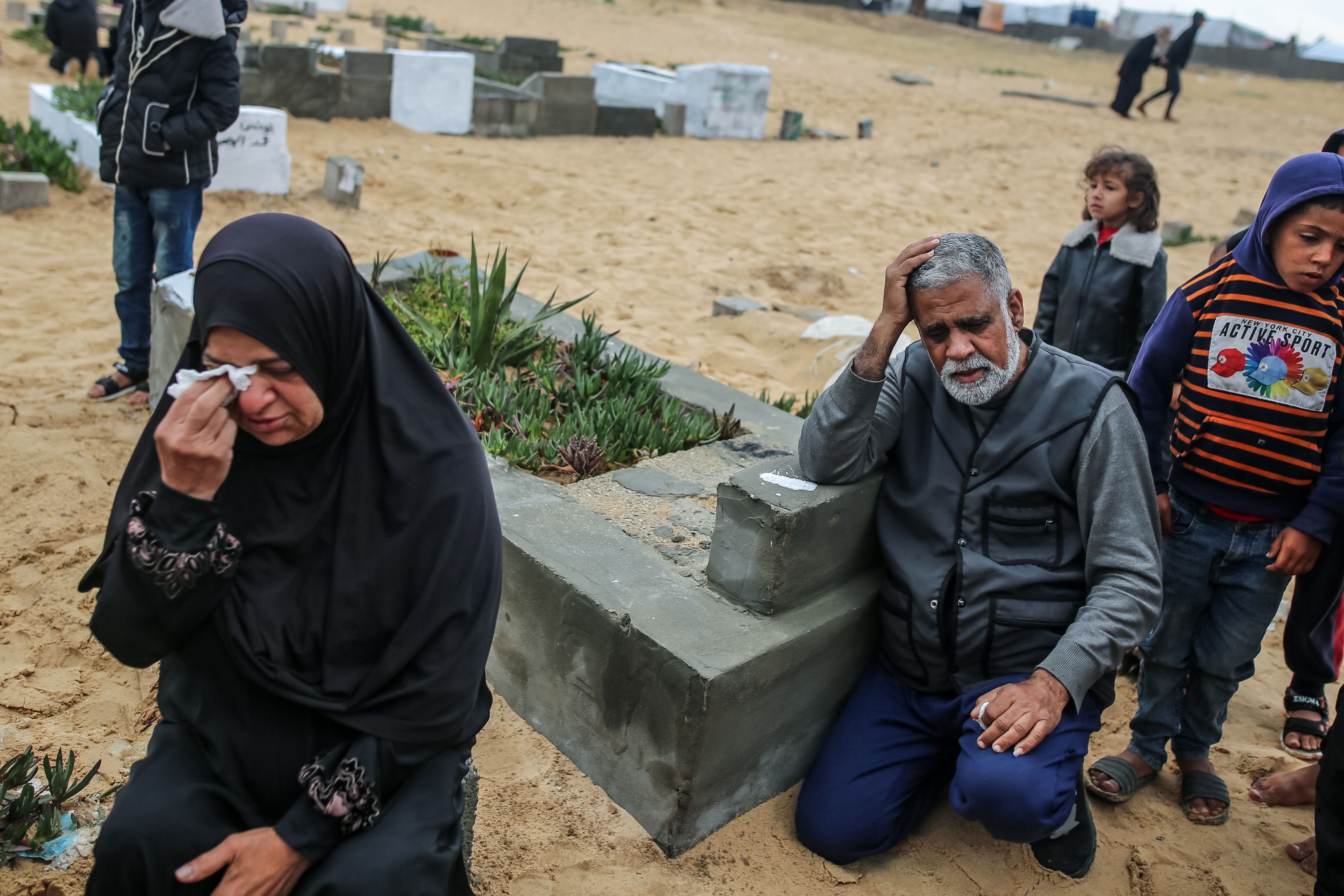 RAFAH, GAZA - APRIL 10: Palestinians visit the cemetery near the Egyptian border after the Eid al-Fitr prayer as Israeli attacks continue in Rafah, Gaza on April 10, 2024. (Photo by Jehad Alshrafi/Anadolu via Getty Images)