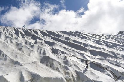 “Globalmente, cada año perdemos tres veces el volumen de hielo almacenado en todos los Alpes europeos”, lamenta un científico. 