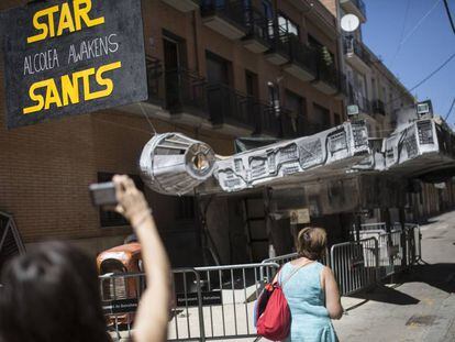 La calle Alcolea de Baix, en Sants, decorada con el tema de la película 'Star Wars'.