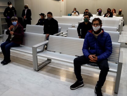 Los dirigentes de Resistencia Galega Asunción Losada y Antón García, sentados en el primer banco, en la Audiencia Nacional en enero de 2022.