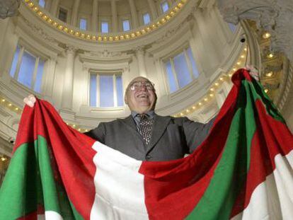 Pete Cenarrusa, en 2002, posando con una &#039;ikurri&ntilde;a&#039; en la sede legislativa de Idaho.