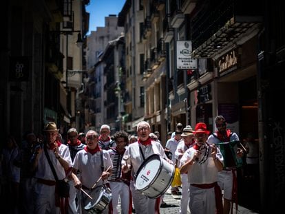 Una banda de música toca durante las fiestas de San Fermín el pasado 9 de julio.