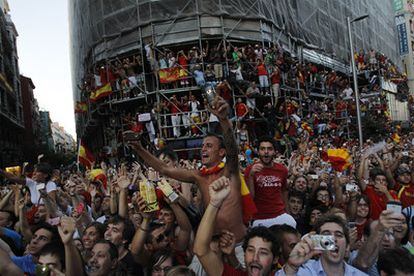 Decenas de miles de personas se agolparon ayer en la Gran Vía para jalear a los campeones de La Roja a su paso hacia la explanada del Rey.