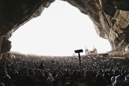 Cristianos durante la misa del Domingo de Ramos en la Catedral de la Cueva, en las colinas de Mokattam con vistas a El Cairo, Egipto, el domingo 9 de abril de 2017.