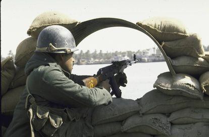 Marzo de 1987 en Basora. Un soldado iraquí defiende su puesto ante la ofensiva iraní.