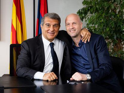 El presidente del FC Barcelona, Joan Laporta, con el nuevo consejero del área de fútbol Jordi Cruyff.