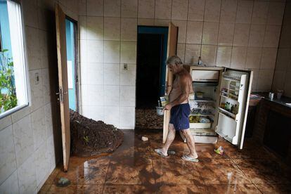 Un vecino camina por la cocina de su vivienda afectada por la rotura de la presa, en Brumadinho, el 26 de enero.