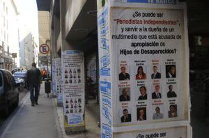 Carteles que señalan a periodistas del grupo Clarín, en Buenos Aires.