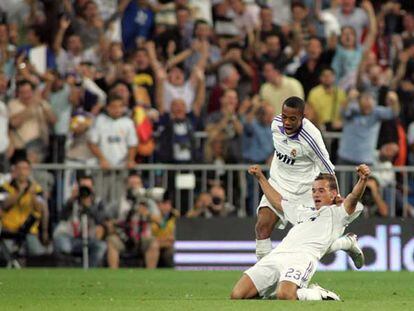 Sneijder celebra con Robinho su gol al Atlético.