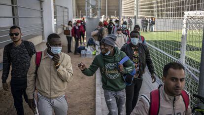 El equipo de refugiados del centro de refugiados de Vallecas (Madrid) en los campos de futbol de Albacete este sábado.