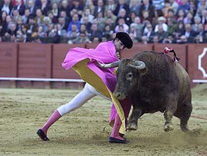 Matías Tejela, en un lance a su primer toro, al que le cortó una oreja.