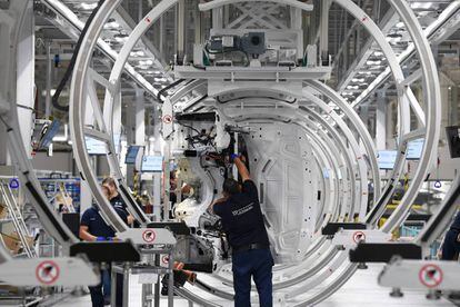 Varios operarios en la nueva fábrica de BMW en San Luis de Potosí, el día de su inauguración.