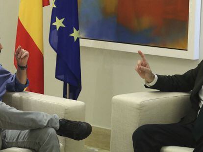 El presidente del Gobierno, Mariano Rajoy, recibe en el Palacio de la Moncloa al l&iacute;der de Podemos, Pablo Iglesias.