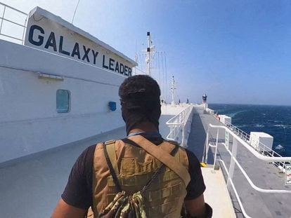 Un rebelde hutí a bordo del Galaxy Leader en el Mar Rojo, una foto tomada el 20 de noviembre de este 2023.