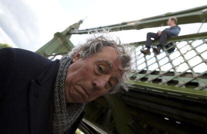 Terry Jones, en el rodaje de &#039;Absolute anything&#039;. Arriba en el puente, el especialista que dobla a Simon Pigg.