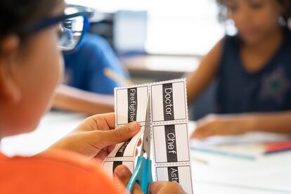 Una alumna trabaja en una clase de la escuela Drassanes.