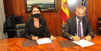 La presidenta de Adif, Isabel Pardo de Vera, junto al presidente de Puertos del Estado, Francisco Toledo.