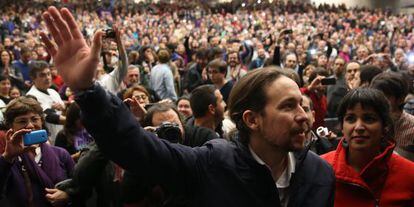 El secretario general de Podemos, Pablo Iglesias, y la candidata en Andaluc&iacute;a Teresa Rodr&iacute;guez, en el mitin celebrado en el palacio de Congresos de Sevilla.