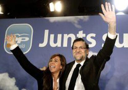 El presidente del Gobierno y líder del PP, Mariano Rajoy y la líder del PPC, Alicia Sánchez-Camacho, durante la clausura hoy en Barcelona de la convención del PPC "Juntos Sumamos", en contra del separatismo catalán.