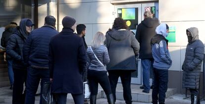 Clientes hacen cola en una sucursal de Sberbank situada en Moscú. La imagen, correspondiente al 25 de febrero, se tomó un día después de que se abriera la veda de sanciones.