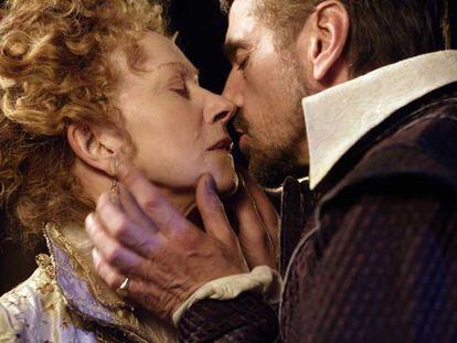Escena de la miniserie <i>Elizabeth I, </i> interpretada por Helen Mirren y Jeremy Irons.