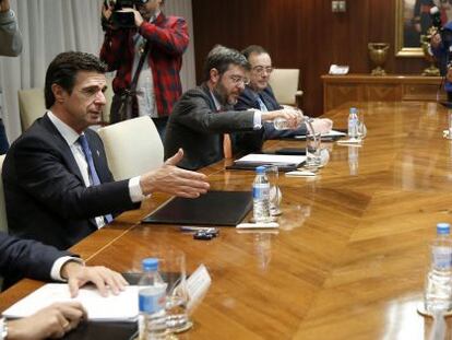 El ministro de Industria, Energ&iacute;a y Turismo, Jos&eacute; Manuel Soria, junto a representantes de los sindicatos CC OO y UGT.