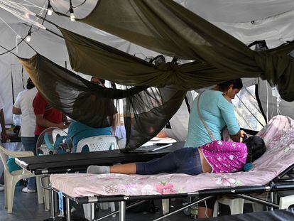 Pacientes con dengue se recuperan en el hospital móvil instalado en Santa Cruz el 9 de marzo de 2023