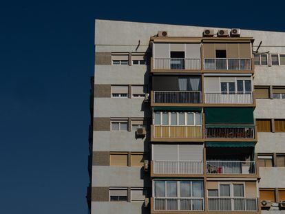 La fachada de un edificio de viviendas vista desde el mirador del Poble Sec, en Barcelona, Cataluña (España).