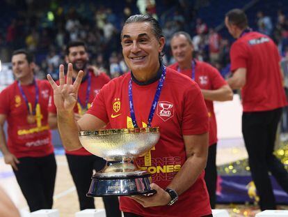 Sergio Scariolo posaba el domingo con el trofeo del Eurobasket, su cuarta conquista europea.