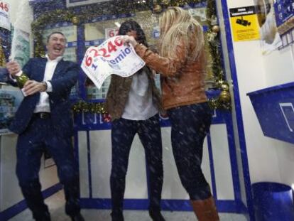 Celebraci&oacute;n del premio Gordo de 2013 en un administraci&oacute;n de loter&iacute;a.