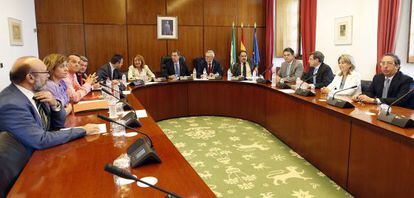 Los integrantes de la comisión de investigación de los ERE, en la primera reunión en el Parlamento andaluz.
