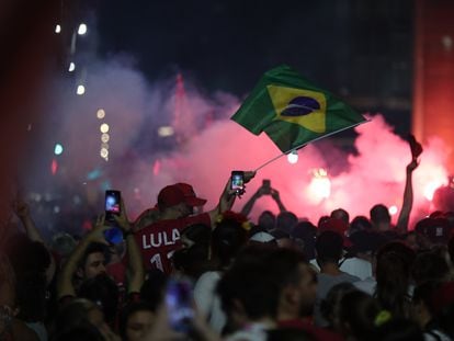 Simpatizantes de Lula celebran en São Paulo su triunfo.
