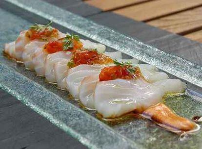 Sashimi de skrei sobre jugo frío de marmitako, plato del cocinero Alberto Chicote.