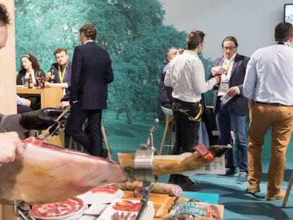  Un cortador de jamón realiza su trabajo en un expositor en la segunda jornada del Salón Alimentaria, el más importante de España, en una edición que se se celebra conjuntamente con Hostelco, el certamen dedicado al equipamiento hostelero.