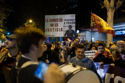 Demonstration against the amnesty in front of the PSC headquarters on Pallars Street in Barcelona. 