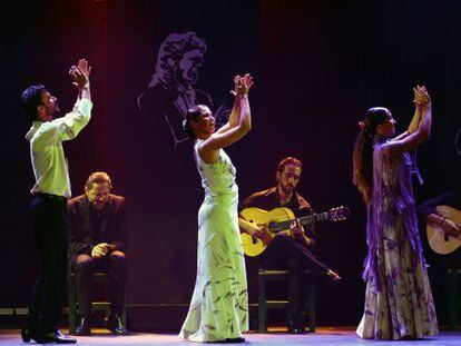 Sara Baras, en el centro, anoche durante su actuación en el Festival del Cante de las Minas, en La Unión (Murcia).