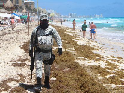 Un elemento de la Guardia Nacional recorre la playa Ballena, en Cancún, el pasado 4 de abril.