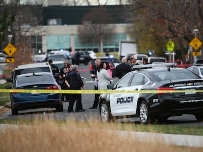 Agentes de la policía investigan la escena de un tiroteo a primera hora de la tarde en Nome Park