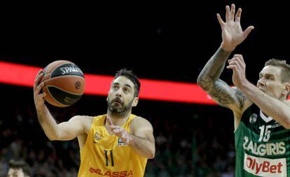 Navarro se zafa de Javtokas.