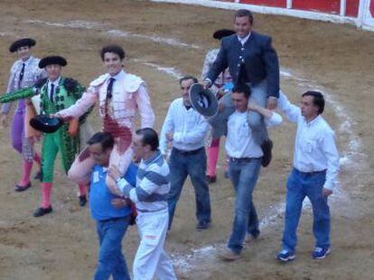 El novillero José Garrido y el mayoral de Fuente Ymbro salen a hombros de la plaza de Sopuerta.