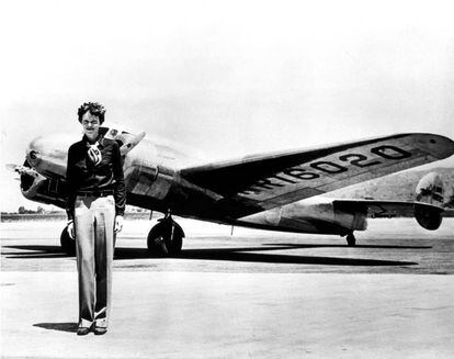 Amelia Earhart frente al Lockheed Electra en que desapareció el 2 de julio de 1937.