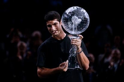 Alcaraz poses with the number one trophy, on Monday in Paris-Bercy.