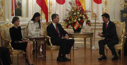 El rey Felipe VI y la reina Letizia, durante el encuentro con el primer ministro japon&eacute;s, Shinzo Abe, en el Palacio Akasaka, dentro de la visita de Estado de los Reyes de Espa&ntilde;a a Jap&oacute;n. 