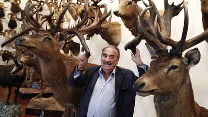 El cazador y empresario Marcial Gómez Sequeira posa con su colección de cérvidos.