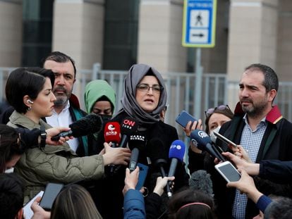 Hatice Cengiz, prometida del periodista saudí Jamal Khashoggi, asesinado en Turquía en 2018, habla a los medios tras la decisión del tribunal que juzgaba el caso de transferirlo a Arabia Saudí, este jueves en Estambul.