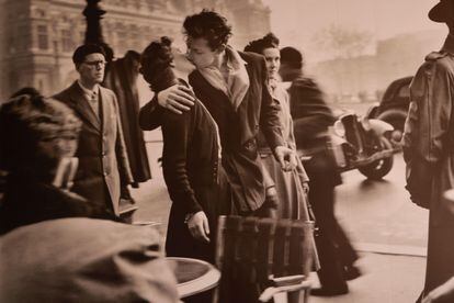 La famosa foto tomada por Doisneau en 1950.
