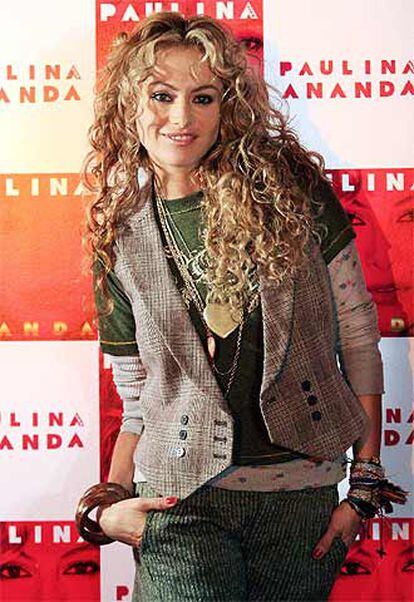 Paulina Rubio, tras recibir en Madrid el disco de platino por la venta de más de 80.000 ejemplares de su disco <i>Ananda</i> en sólo una semana.