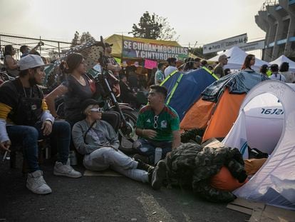 Jóvenes acamparon desde el miércoles hasta la espera a la entrada del concierto de Bad Bunny en la Ciudad de México el viernes 9 de diciembre de 2022.