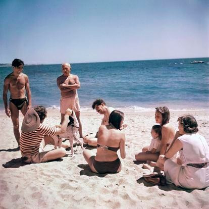 Picasso, en la playa con familiares y amigos en las cercanías de Cannes.